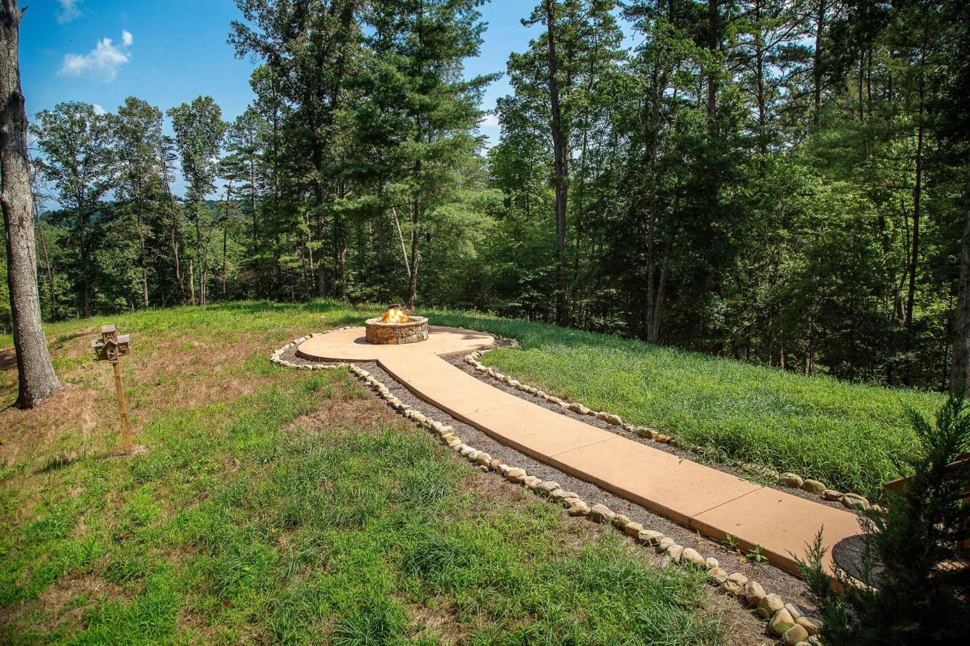 Adore The Smores Rustic Mountain Charm Outdoor Spaces And A Cozy Hot Tub Blue Ridge Exterior photo